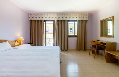 Cama o camas de una habitación en Duerming Montalvo Playa Hotel