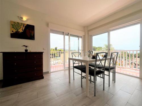Bright apartment in Comunidad Valenciana with veranda