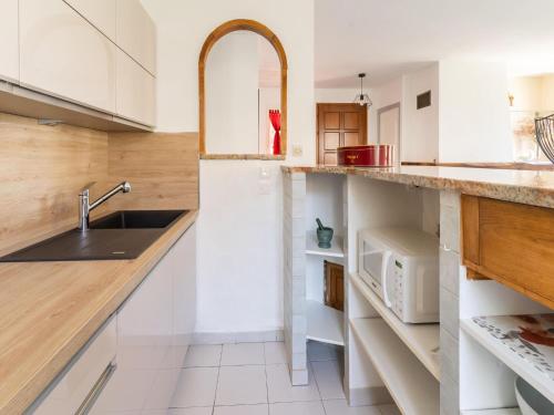 Una cocina o cocineta en Cosy holiday home in Minerve with garden