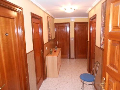 a hallway with a desk and a chair in a room at Hostal Restaurante El Abuelo in Trobajo del Camino