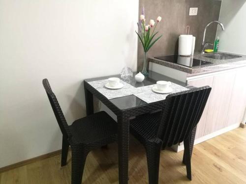 a black table and chairs in a kitchen at Monoambiente de Lujo en EL PRADO de Cochabamba in Cochabamba