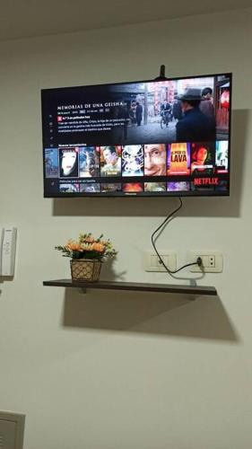 a flat screen tv hanging on a wall at Monoambiente de Lujo en EL PRADO de Cochabamba in Cochabamba