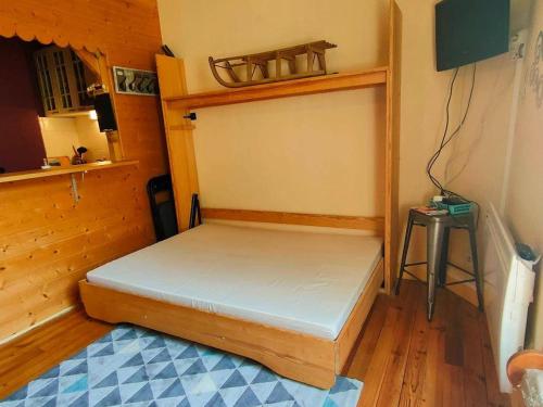 Posteľ alebo postele v izbe v ubytovaní Studio proche centre pour 2/4 personnes, cuisine équipée, près thermes et télécabines - FR-1-234-281