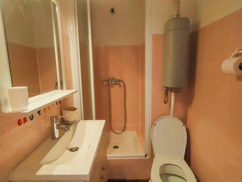 Kúpeľňa v ubytovaní Studio proche centre pour 2/4 personnes, cuisine équipée, près thermes et télécabines - FR-1-234-281