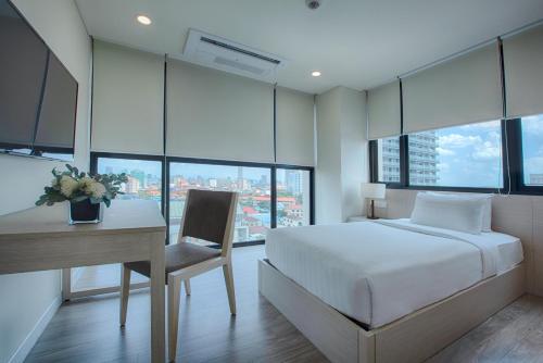 Postel nebo postele na pokoji v ubytování GRANFERTE Phnom Penh Hotel