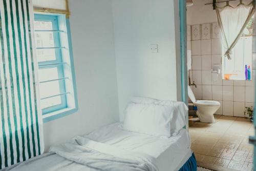 Tempat tidur dalam kamar di Lushoto views cottage