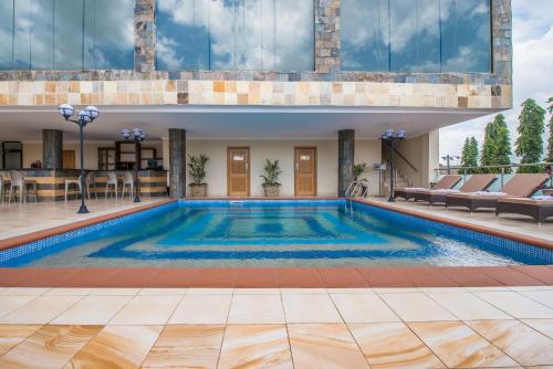 una piscina en medio de una casa en CBD Hotel, en Dar es Salaam