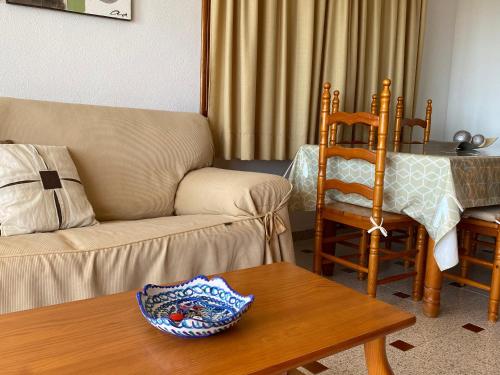 uma sala de estar com um sofá e uma mesa em La Azohia em La Azohia