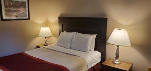 Кровать или кровати в номере Bellis Inn
