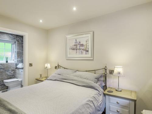 Кровать или кровати в номере Silvadale Cottage