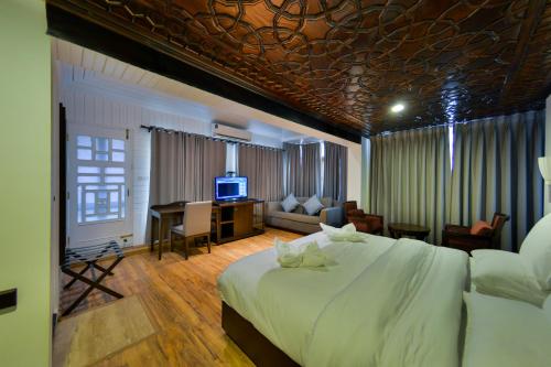 Postel nebo postele na pokoji v ubytování HOTEL METROPOLIS SRINAGAR