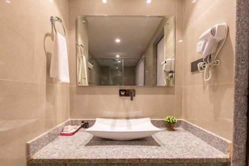 Ett badrum på Mourya Hotel