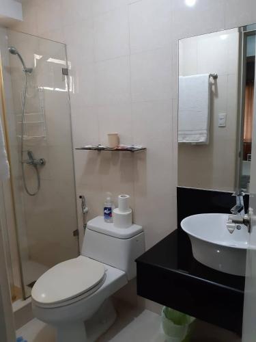 A bathroom at Sarasota Residential Resort cluster 4 Unit 6C & 6L by Manny Newport Blvd, across NAIA T3 & near Resorts World Manila, Pasay City