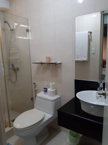 une salle de bain avec toilettes, douche et lavabo dans l'établissement Sarasota Residential Resort cluster 4 Unit 6B and 6C by Manny Newport Blvd, across NAIA T3 & near Resorts World Manila, Pasay City, à Manille