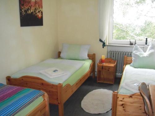 Zimmer mit 2 Einzelbetten und einem Fenster in der Unterkunft Pension Ackermann in Mayen