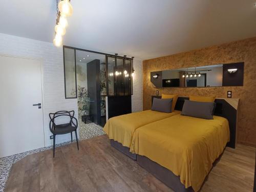 een slaapkamer met een groot geel bed en een spiegel bij Villa de 2 chambres avec piscine privee jardin clos et wifi a Vayrac in Vayrac