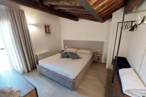 a bedroom with a white bed and a window at Residenza SubitoSanto "Gigliola" 9A - Bilocale con terrazzo esclusivo Cupola Basilica di Sant'Antonio- in Padova