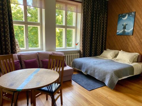 1 dormitorio con cama, mesa y sofá en Poe Luxury, en Tartu