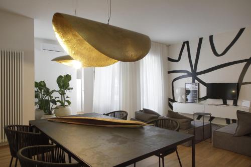 salon ze stołem i krzesłami w obiekcie Ortigia Riflessa - design e comfort vista mare w Syrakuzach