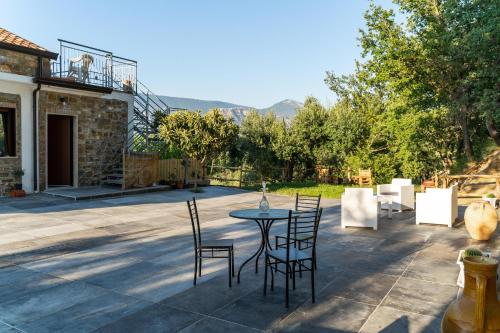 un patio con tavolo e sedie in un cortile di U Saccataro Casa Vacanze a Ogliastro Cilento