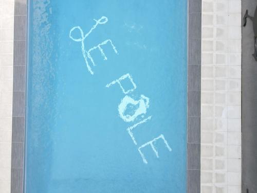 a drawing on the side of a swimming pool at Le Pôle in Grand Baie