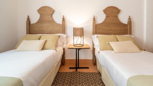two beds sitting next to each other in a room at Apartamento para pareja, Finca Contrabando. Sanlucar del Guadiana in Sanlúcar de Guadiana