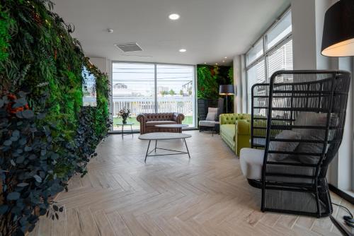 a living room with a green wall at ibis Styles Santander in Santander