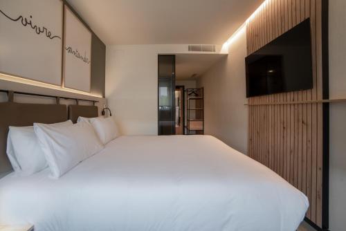 Postel nebo postele na pokoji v ubytování Hotel Bed4U Santander
