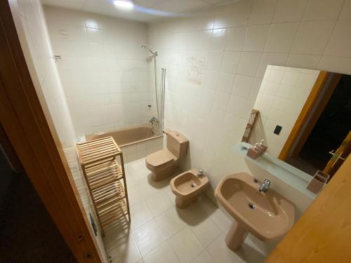 La salle de bains est pourvue de toilettes, d'un bidet et d'un lavabo. dans l'établissement Apartamento entero con terraza en el centro de Rubí, à Rubí