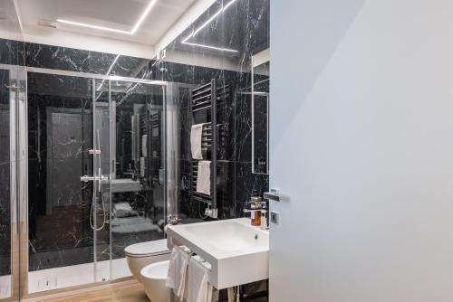 基耶蒂的住宿－艾博格德吉利阿米奇酒店，一间带水槽、淋浴和卫生间的浴室