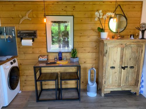 a bathroom with a table and a washing machine at Chalet de Luxe Jardin Privatif 3mn Circuit Castellet in Le Beausset