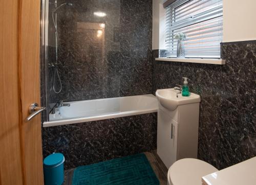 Ett badrum på Cross Street by Prestige Properties SA