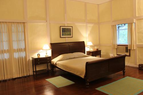 เตียงในห้องที่ Chowkidinghee Heritage Chang Bungalow