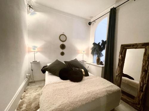 um quarto com uma cama e um espelho em spity em Aigues-Mortes