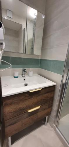 une salle de bain avec un lavabo et un miroir dans l'établissement Dream French Riviera - FAME Marina Baie des Anges, à Villeneuve-Loubet