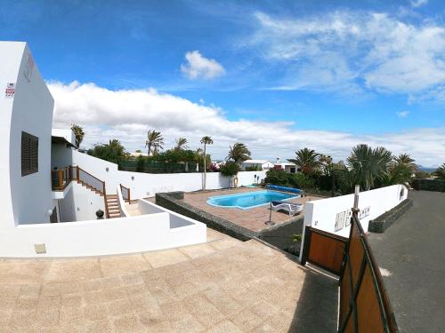 Skats uz peldbaseinu naktsmītnē Stunning 4-Bed Villa in Playa Blanca vai tās tuvumā