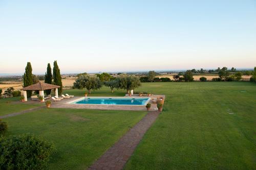 Bazén v ubytování Villa Capalbio nebo v jeho okolí