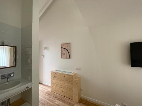 a bathroom with a sink and a mirror and a counter at Altinho B&B - Quartos - Rooms - Odeceixe in Odeceixe