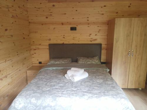 Ένα ή περισσότερα κρεβάτια σε δωμάτιο στο AYDER LEVUT Bungalov