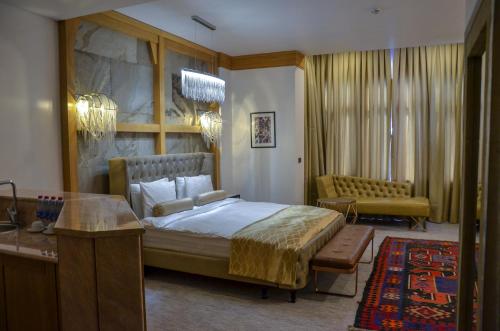 Postel nebo postele na pokoji v ubytování Shirvanshah Hotel