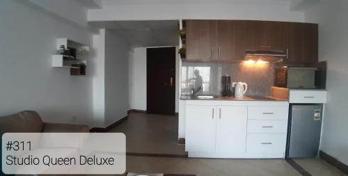 Η κουζίνα ή μικρή κουζίνα στο Alia Beach Residence
