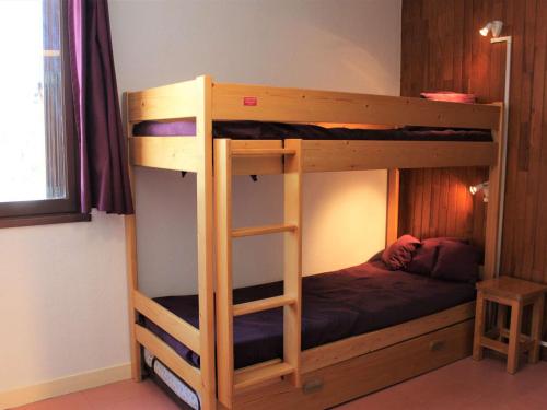 a bunk bed in a room with a bunk bed in a room at Appartement au cœur de Vars Les Claux, 3 pièces, 8 couchages, proche des pistes et commerces - FR-1-330B-123 in Vars