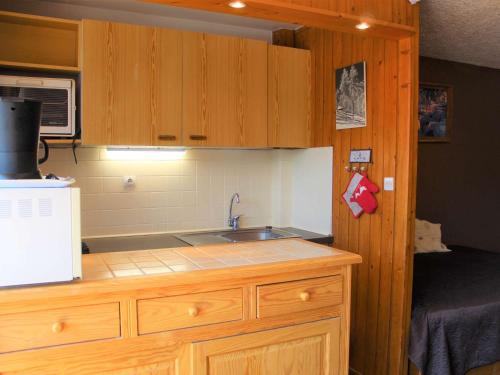 une cuisine avec un évier et un micro-ondes dans l'établissement Studio Montagne 4 Pers, Balcon Sud, 100m des Pistes et 10m des Commerces à Vars Les Claux - FR-1-330B-150, à Vars