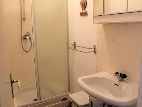 une salle de bain avec un lavabo et une douche dans l'établissement Studio Montagne 4 Pers, Balcon Sud, 100m des Pistes et 10m des Commerces à Vars Les Claux - FR-1-330B-150, à Vars