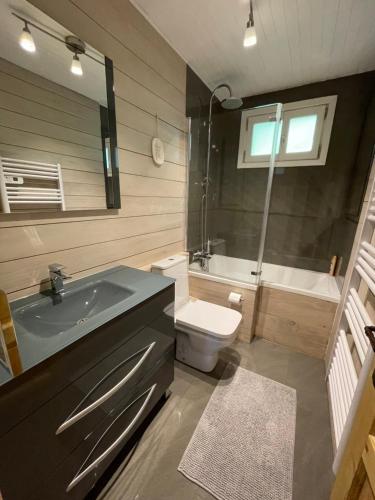 Bilik mandi di Chalet Le Doux Si, Large Self-Contained Apartment, 2km from Doucy-Combelouvière and close to Valmorel