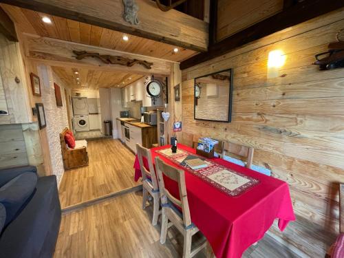 Dapur atau dapur kecil di Chalet Le Doux Si, Large Self-Contained Apartment, 2km from Doucy-Combelouvière and close to Valmorel