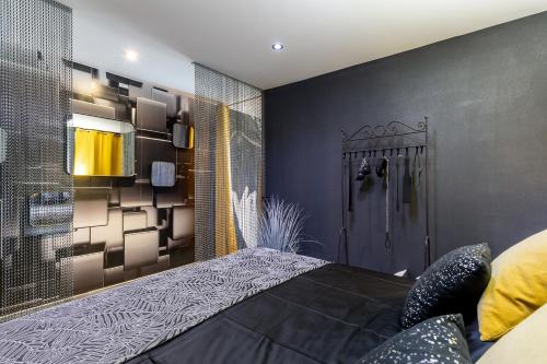 - une chambre principale avec une douche et un lit dans l'établissement Village Naturiste R4N - Perle Noire Heliopolis Luxe, au Cap d'Agde