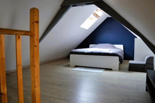 Giường trong phòng chung tại Halte Lutine - Maison chaleureuse en pierres