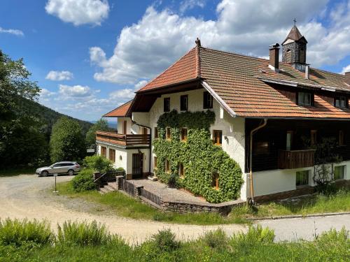 a house with ivy on the side of it at Ferienwohnung Gut Eschlsaign in Arrach