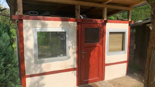 El edificio en el que está el campamento